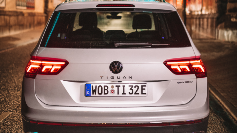 Den hvide Plug-in Hybrid VW Tiguan eHybrid set bagfra