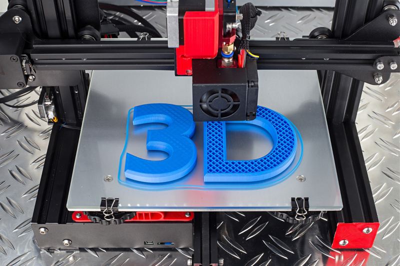 Ein 3D-Drucker druckt den Schriftzug 3D