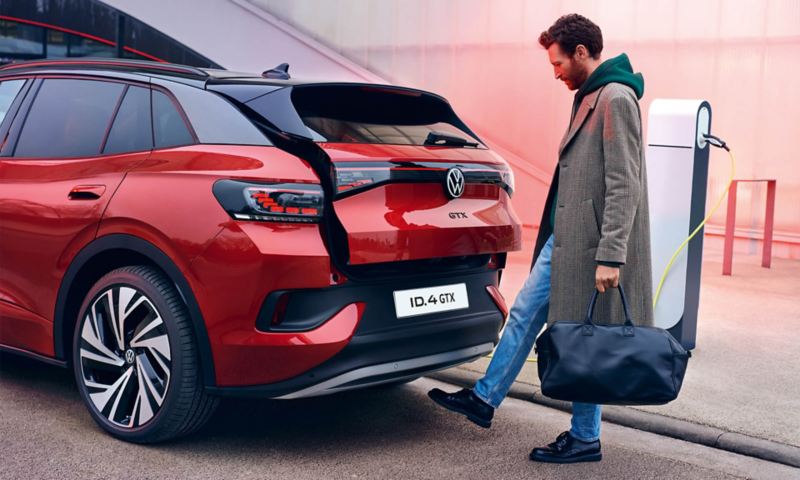 A person carries holdall whilst using handsfree tailgate on an ID.4 GTX
