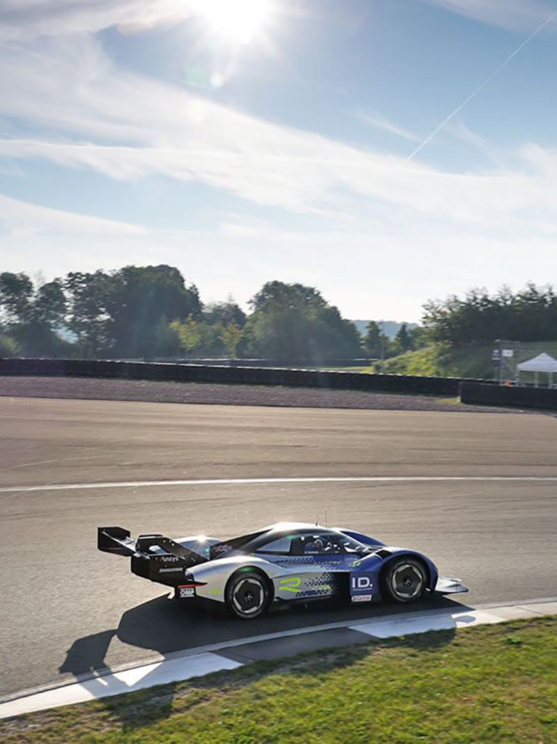 The Volkswagen ID.R breaks the lap record at Bilster Berg