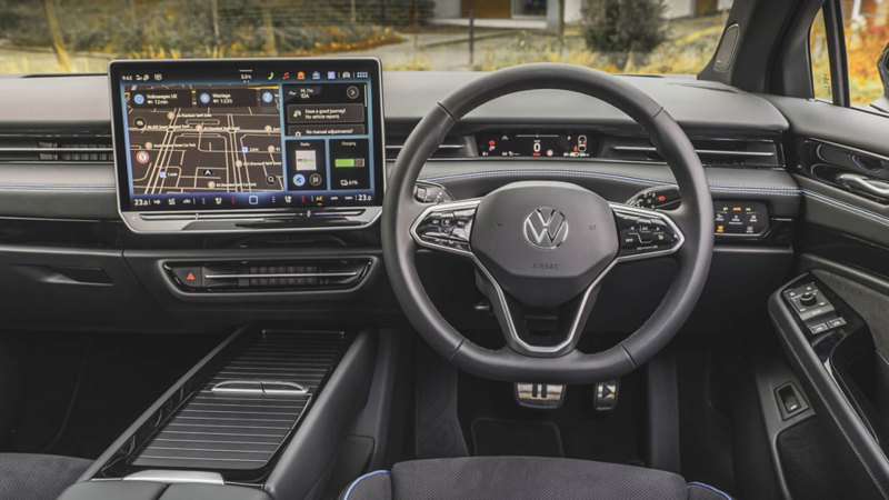 View of the digital cockpit in the VW ID.7. The functionality of the air conditioning system with the electric ventilation slots can be seen on the display.