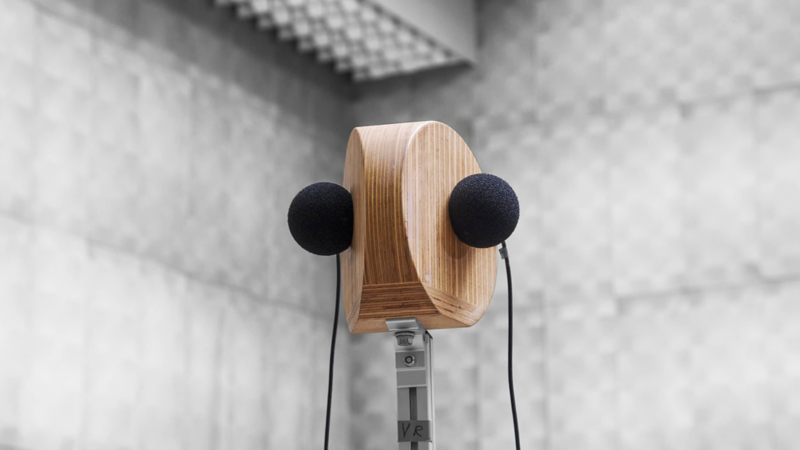 Stereo sound simulation microphone setup in a sound proof studio