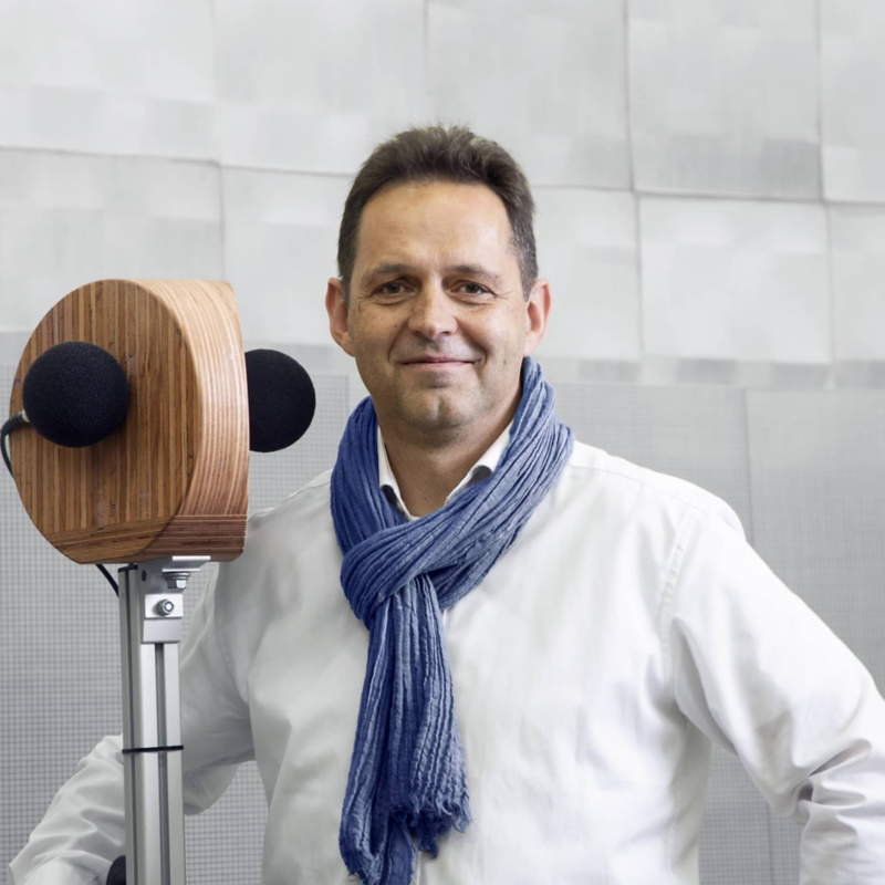 Dr. Ingo Hapke from the Volkswagen Acoustic Team standing in front of a microphone