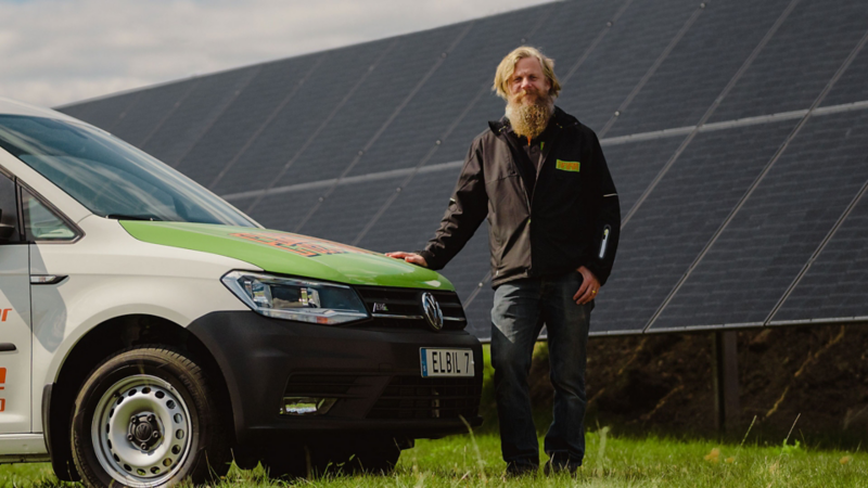 En stripad VW Caddy framför solcellsfält