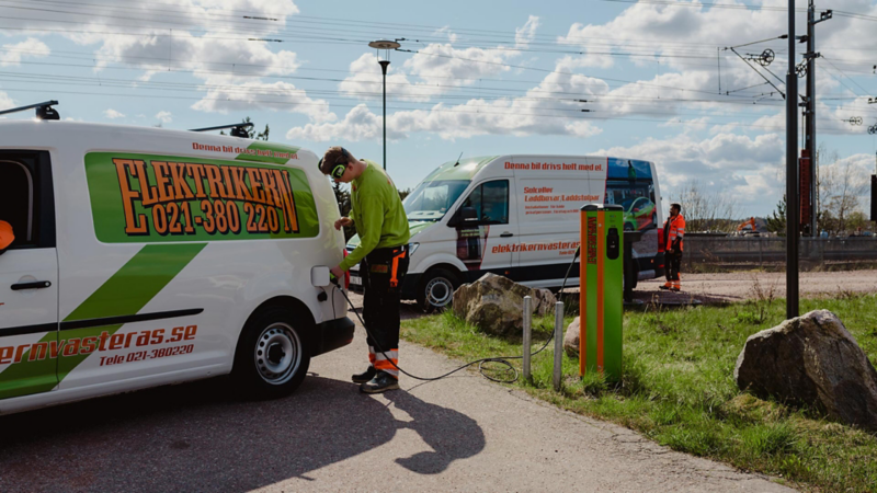Elektrikern passar på att ladda elbilarna på rasterna