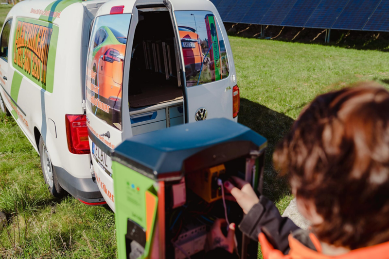 Elektrikerns elbil på laddning