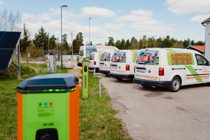Elektrikerns elbilar på laddning