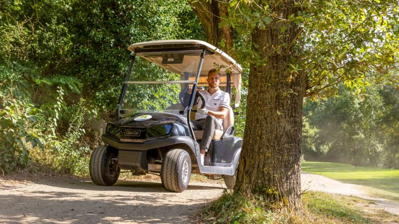 Silvan Widmer percorre un sentiero a bordo del suo golf cart