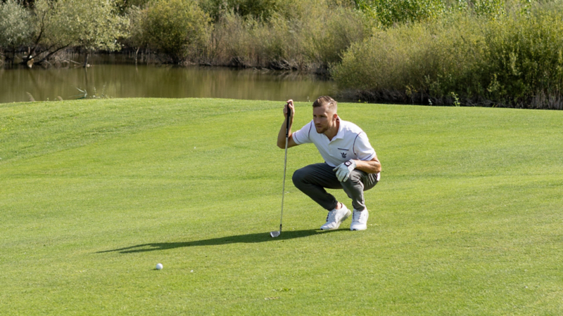 Silvan Widmer è in piedi sul campo da golf con il suo bastone