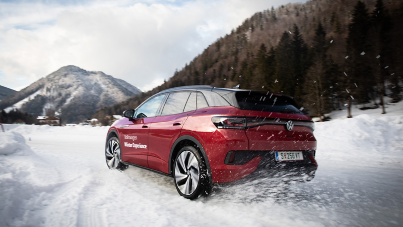 Der ID.4 GTX fährt im Sonnenlicht durch den Schnee