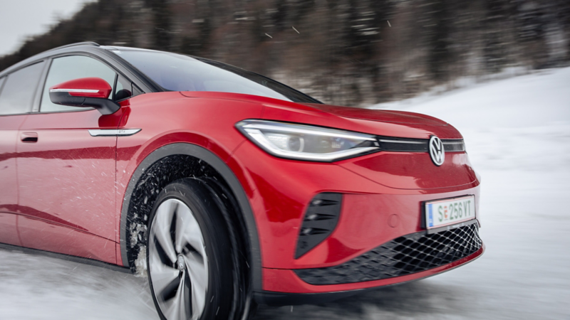 Der ID.4 GTX fährt durch den Schnee und kommt von links