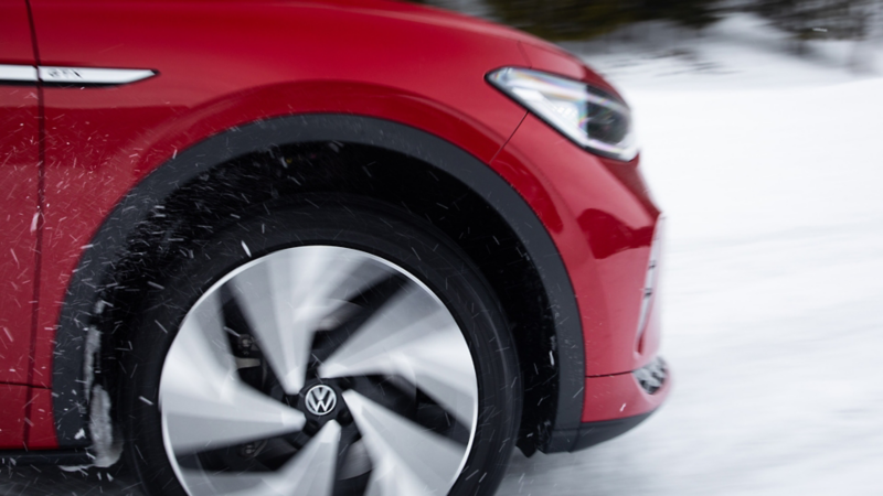 Das Rad des ID.4 GTX dreht sich im Schnee
