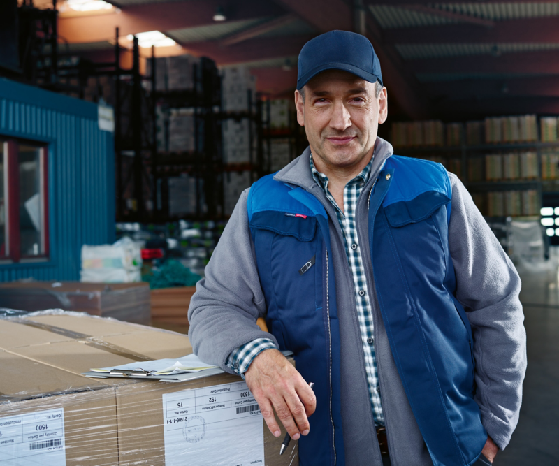 Un homme près de cartons à charger