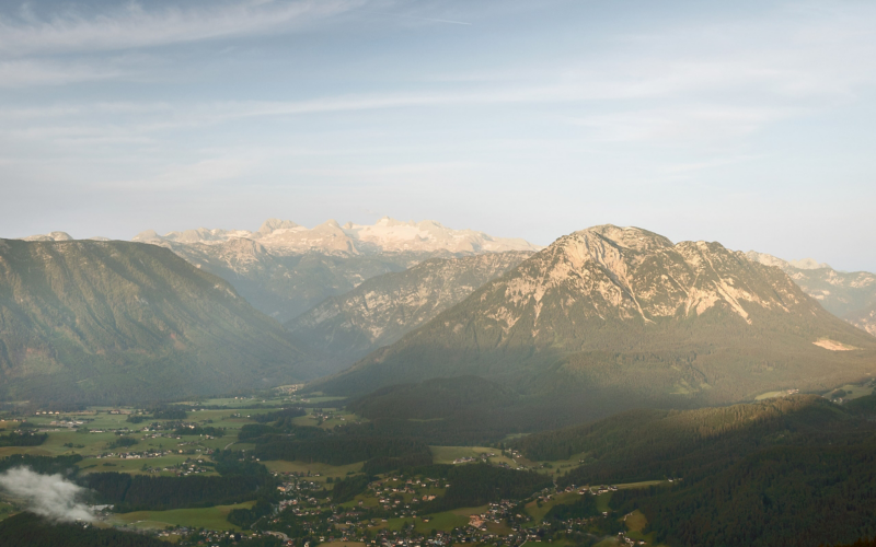 Eine Berglandschaft im Panorama.