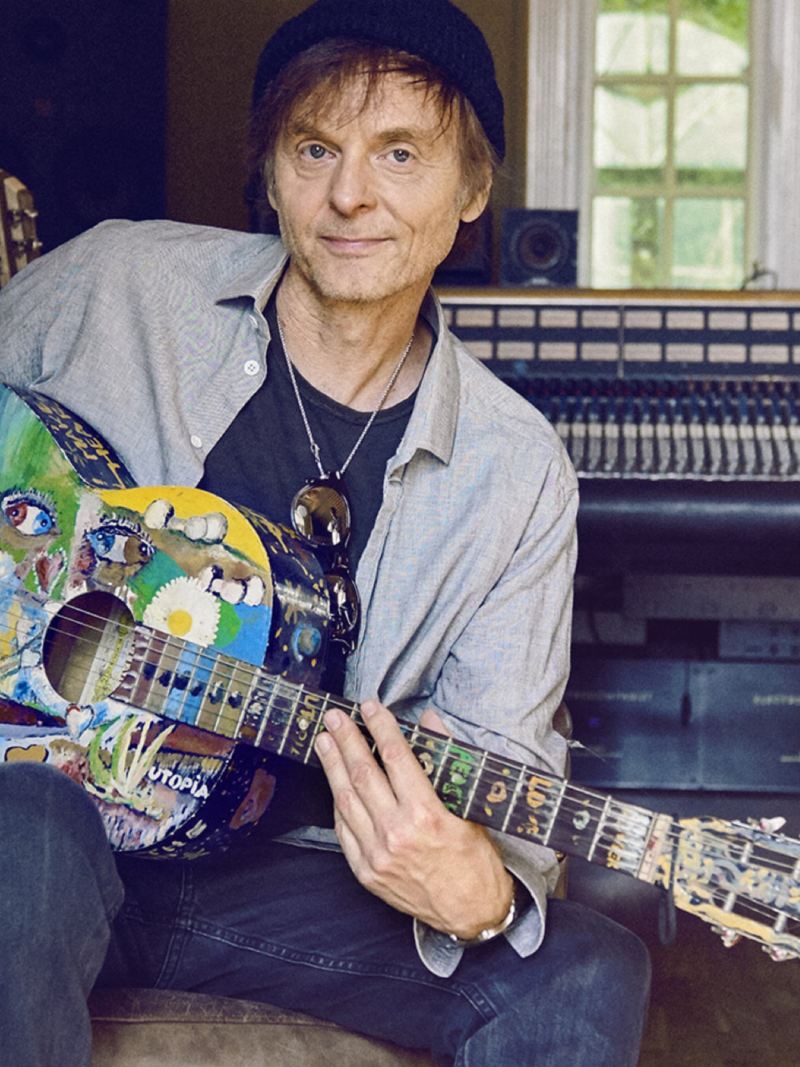 Pål Waaktaar-Savoy joue sur sa guitare dans un studio d'enregistrement.