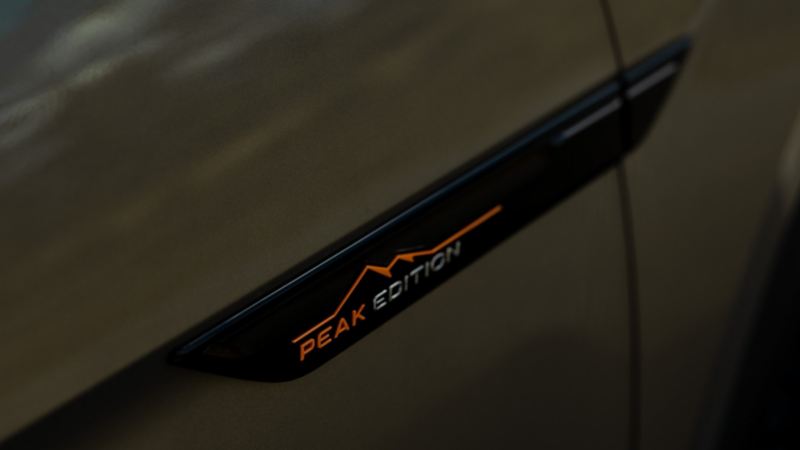Emblema Peak Edition en camioneta SUV Teramont 2024. 