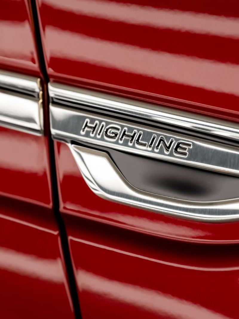 Emblema de Nivus Highline en el exterior de SUV 2023 en color rojo.
