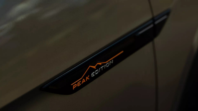 Emblema lateral Peak Edition en camioneta SUV de lujo Teramont. 