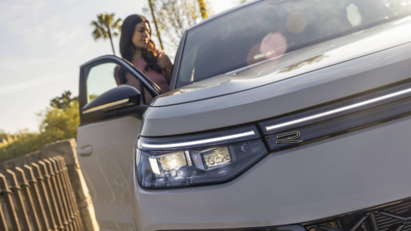Mujer sube al asiento de copiloto de SUVW Nuevo Tiguan 2025. 