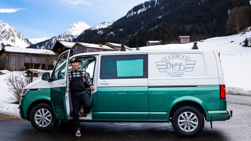 Emil på Goodwood står vid en VW Transporter skåpbil