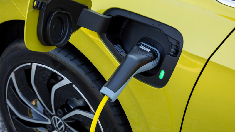Ein Golf Hybrid mit einem eingesteckten Ladekabel