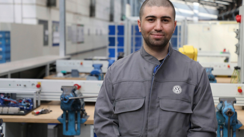 Técnico de Grupo Volkswagen en de la planta VW sonriendo