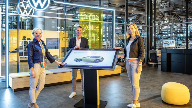 Tre collaboratori Volkswagen nella Gläserne Manufaktur di Dresda.