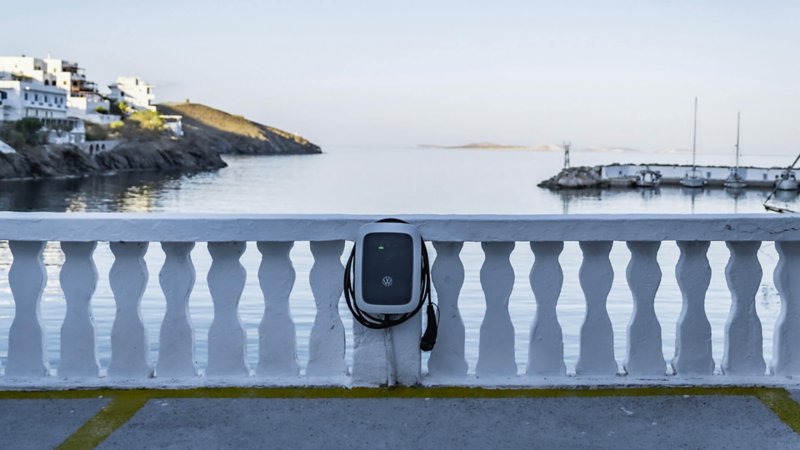 Une borne de recharge avec vue sur la mer Égée.