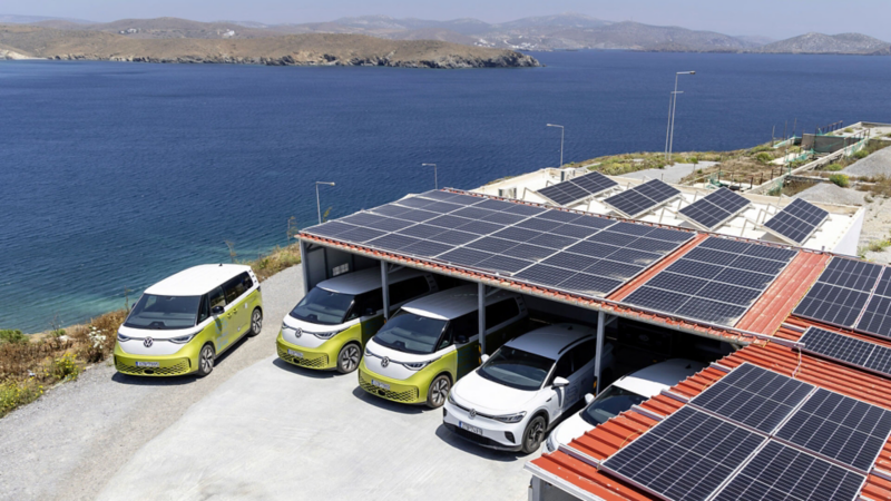 Vue aérienne sur les garages servant à stationner les Volkswagen ID. surmontés de panneaux photovoltaïques.