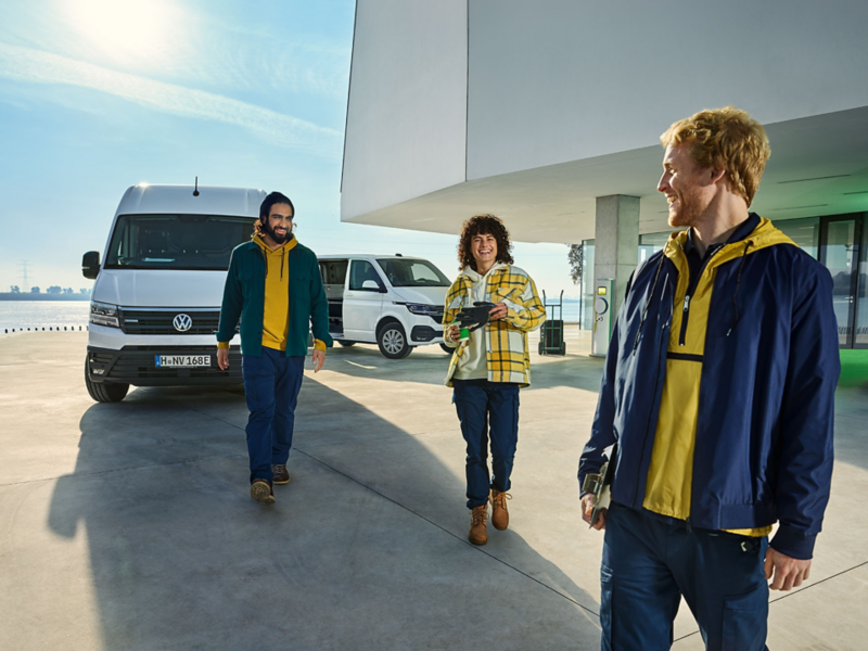 vw e-crafter et transporter ABTe 6.1 électriques blancs avec personnes souriantes