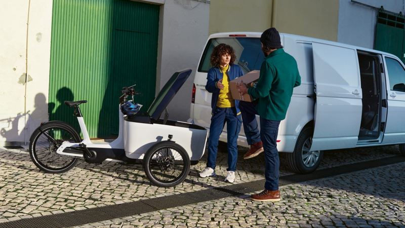 e-Bike Cargo di Volkswagen Veicoli Commerciali al lavoro.
