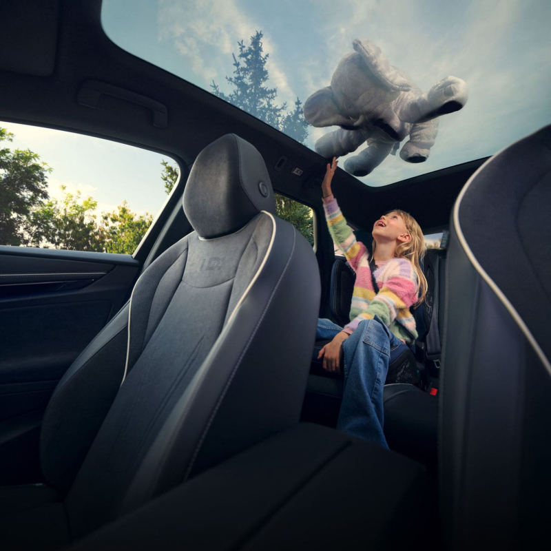 Enfant jouant dans un véhicule Volkswagen ID.