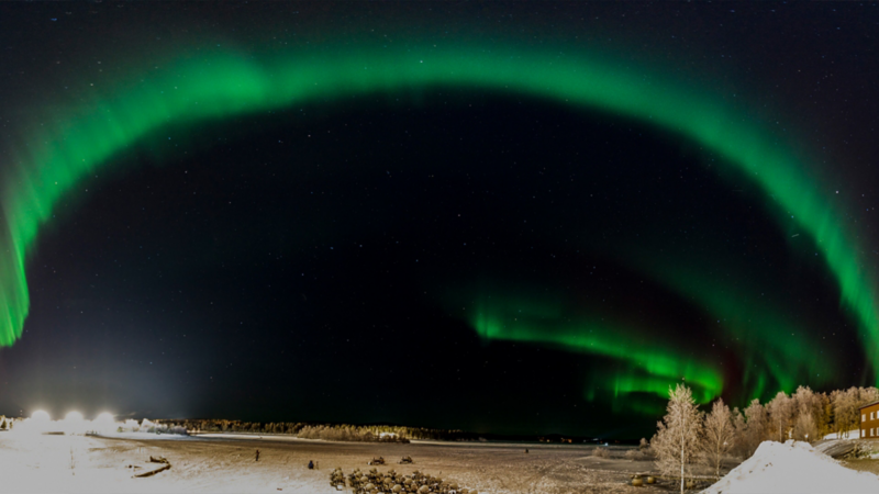 Des aurores boréales sont visibles dans le ciel