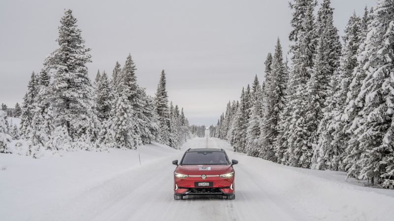 Ein ID.7 GTX Tourer fährt über eine verschneite Strasse