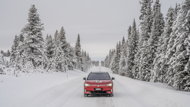 Un ID.7 GTX Tourer roule sur une route enneigée