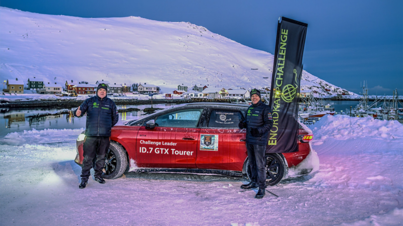 2 faucheuses se trouvent à côté d'un ID.7 GTX Tourer dans la neige