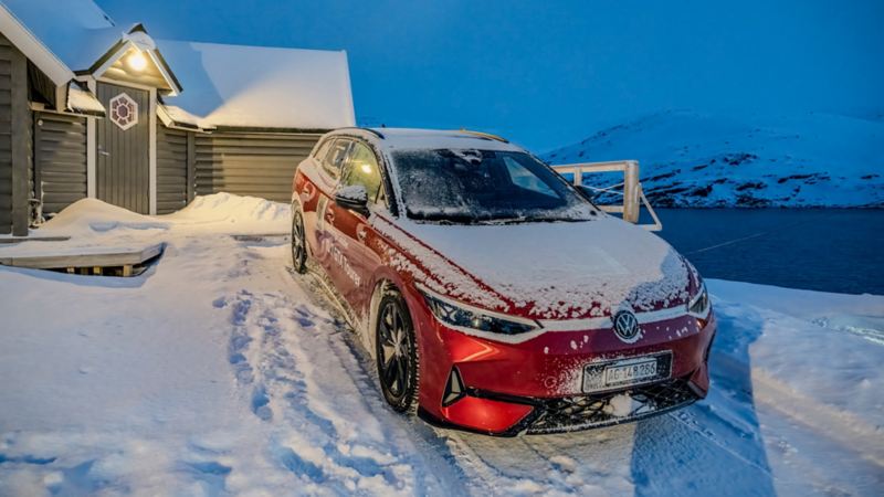 Ein ID.7 GTX Tourer steht im Schnee