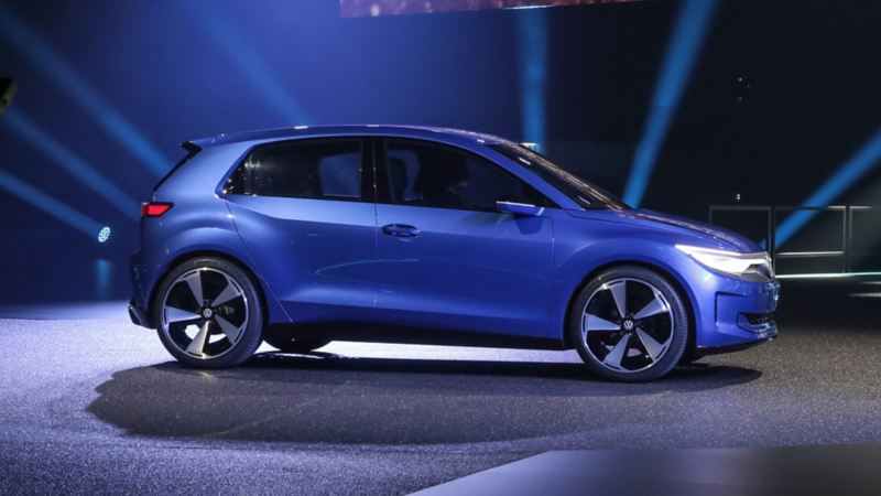 Volkswagen ID.2all azul visto de costado en la presentación
