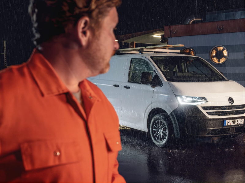 Una furgoneta Volkswagen Comercial blanca y delante un trabajador mirándola