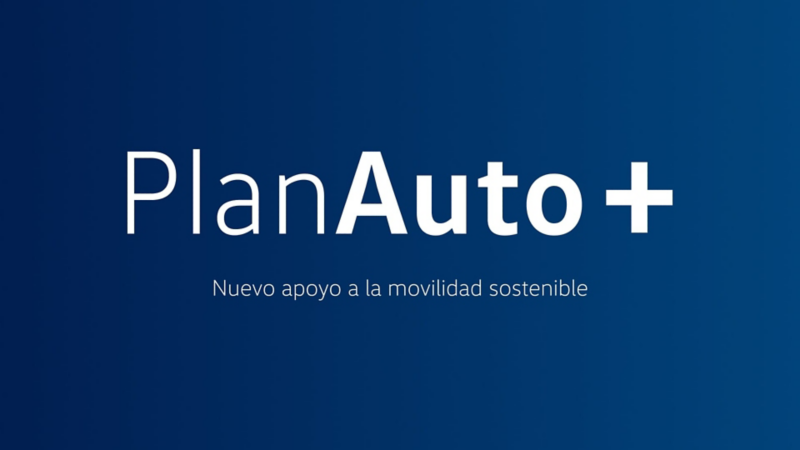Montaje con fondo azul oscuro y letras blancas encima que dicen 'Plan auto Plus. Nuevo apoyo a la movilidad sostenible'