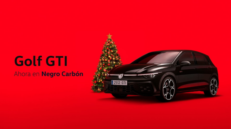 Un Volkswagen Golf GTI Negro Carbón junto a un árbol de navidad sobre un fondo rojo