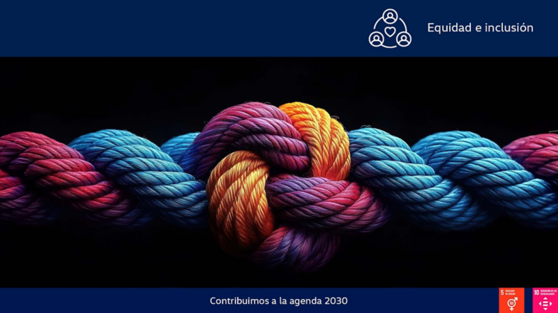 Lazo multicolor con nudo en un fondo totalmente negro. 