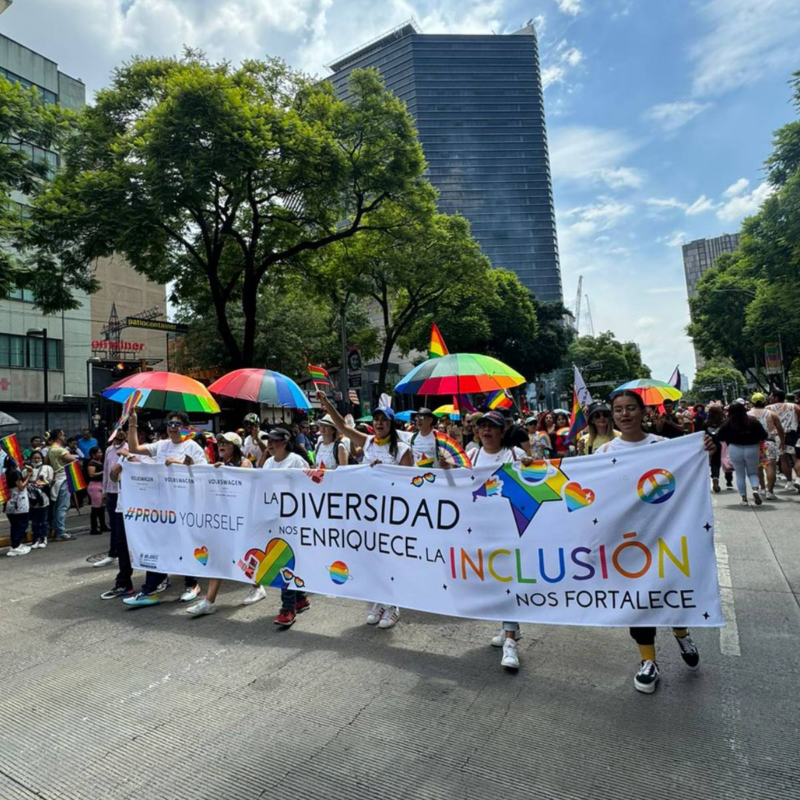 Integrantes de Grupo Volkswagen en la marcha del orgullo gay en la Ciudad de México. 