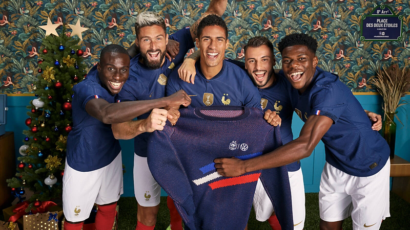 Les joueurs de l'Équipe de France masculine avec le pull de Noël Volkswagen.