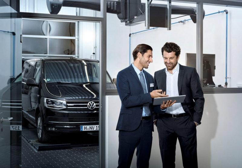 commercial de l'équipe volkswagen service répond aux demande d'un client satisfait