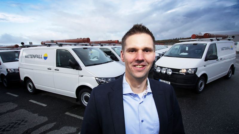Erik Nolberger, fordonschef på Vattenfall Services, med den nya fordonsflottan av Transporters i bakgrunden