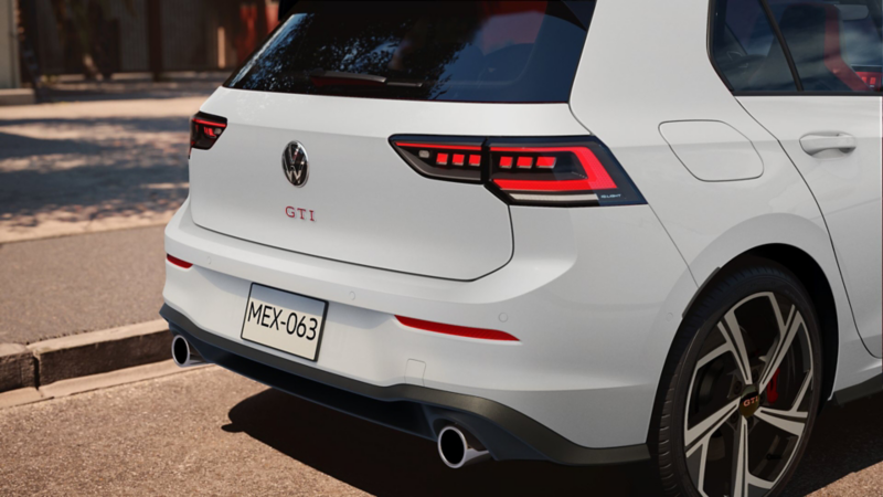 Parte trasera del Volkswagen Golf GTI 2025 en color blanco con luces LED rojas y doble escape deportivo.