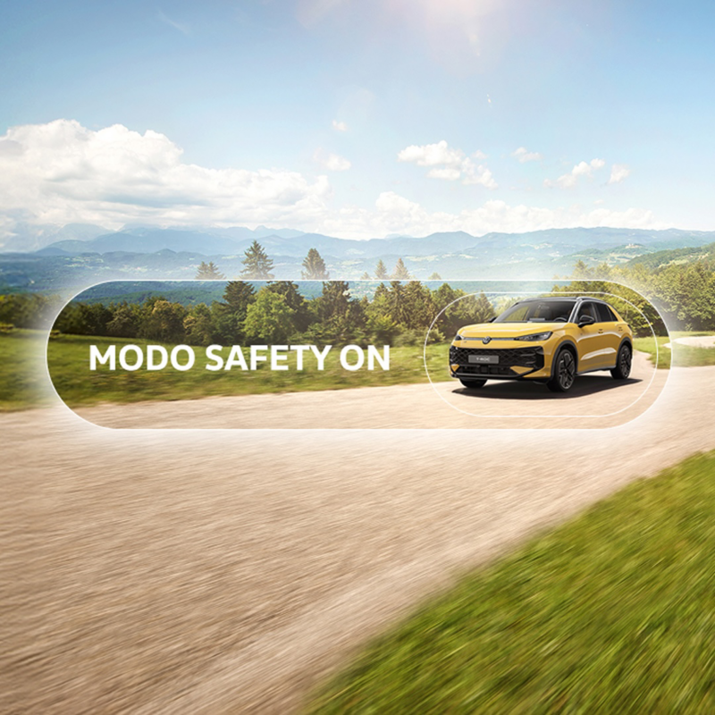 Volkswagen amarillo circulando por carretera de tierra con la palabra MODO SAFETY ON