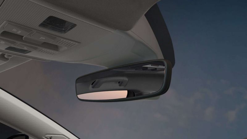 Espejo retrovisor de Volkswagen Jetta 2025, en el interior de auto sedán mexicano. 