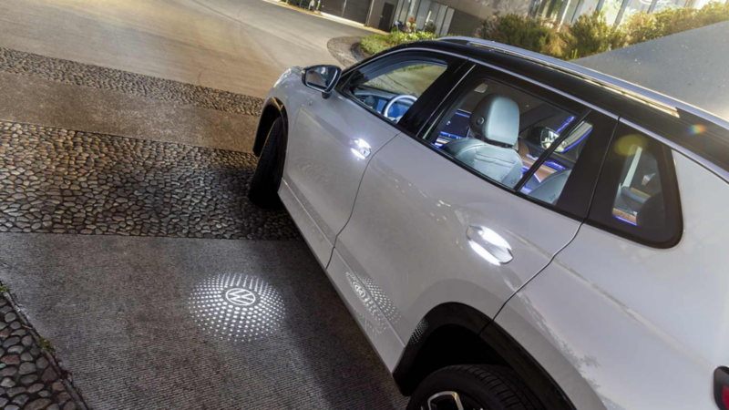 Tiguan 2025 integra luces en las puertas que reflejan logo VW. 